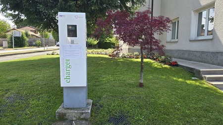 Polnilnica pred občinsko stavbo